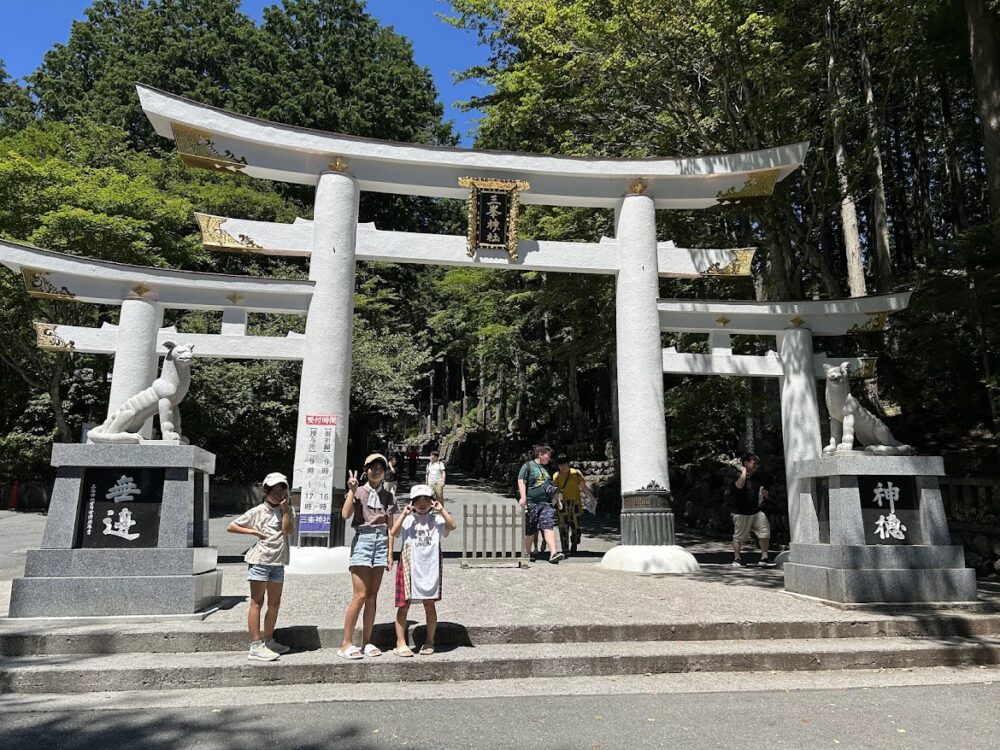 三峰神社三ツ鳥居