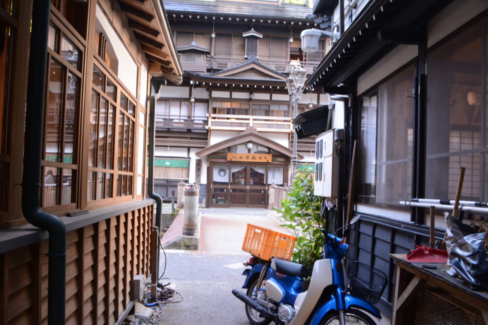 銀山温泉裏道